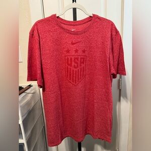 The Nike Tee Men’s USA USMNT Crest Soccer Heather Red Shirt Size XL Athletic Cut